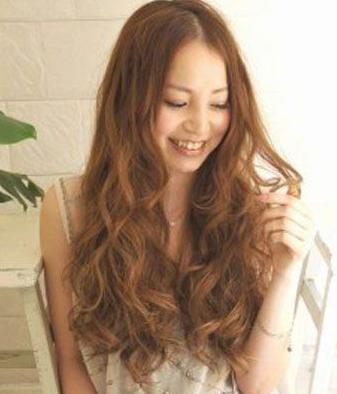 烫发发型,碎碎的刘海设计最能够彰显女性气质,头发中段蓬松而微卷的