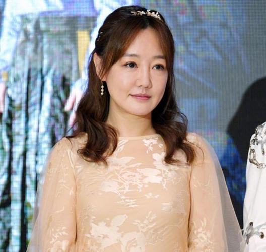 薛佳凝个人资料(42岁薛佳凝高清生图曝光)