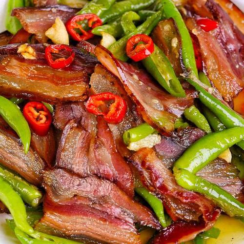 地道四川腊肉,肉质鲜美,肥而不腻,吃一口在嘴里,越嚼越香,回味无穷.