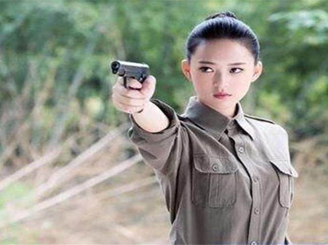 《灰雁》是王利兴执导的谍战剧,由冯越,魏大勋, 赫子铭领衔主演.