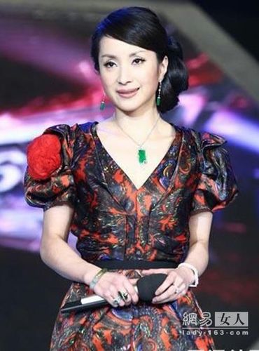 汤灿百变配饰 民歌皇后冷艳风情(全文)
