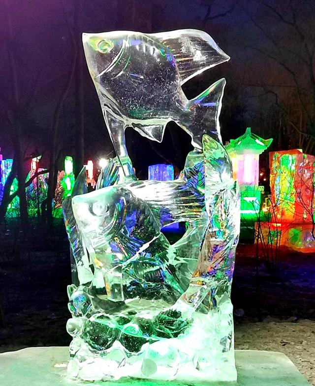 看,哈尔滨00后孩子们的冰雕作品!