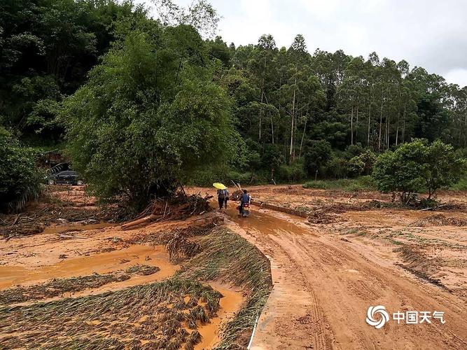 藤县一山村暴雨引发山洪农房倒塌汽车被冲走
