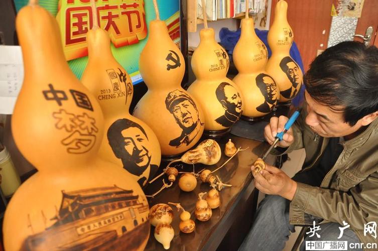 山东聊城民间艺人喜迎国庆烙画中国梦