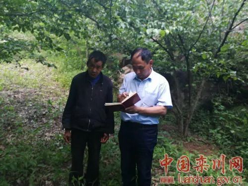 为贫困户谋划项目 在自己所分包的三合村,赵焕吉不仅经常看望慰问