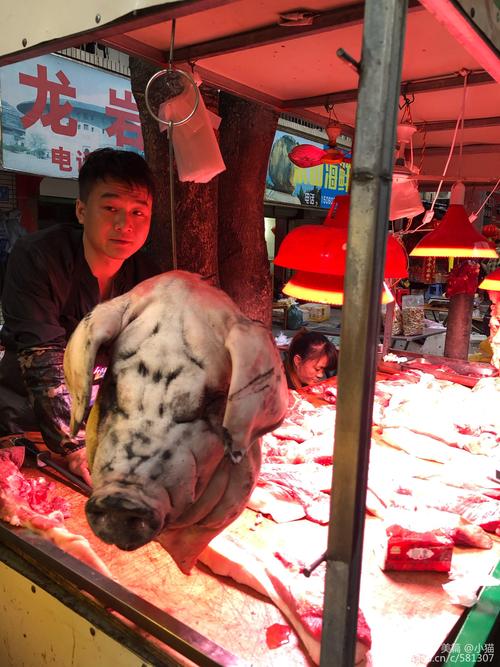 挂猪头,卖猪肉,可能是证明这是黑毛猪,土猪肉!