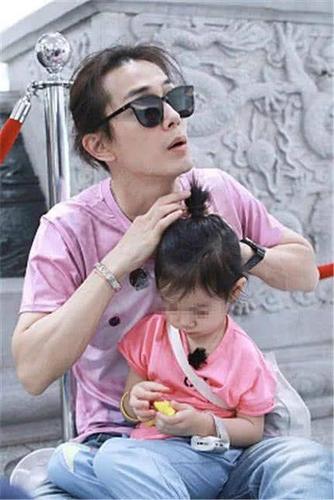 近日,在社交网站上曝光了一组李承铉和lucky在一起亲亲抱抱举高高的