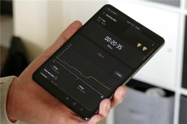 三星galaxy fit 2评测:这是一款简单好用,物超所值的健身腕带