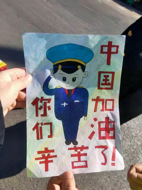 众志成城抗击疫情姐弟俩绘画赠送抗疫民警不留名只说我们是少先队员