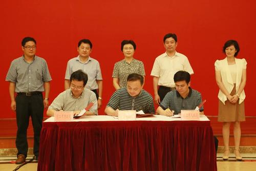 区委书记陈琳,区长张映桥等领导出席签约仪式