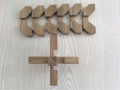 步骤3,再取最后一根长柱与前两根长柱一起拼装组成如上图所示的立体