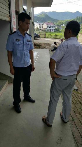 民警走访辖区村委,与村干部交谈,熟悉辖区情况.