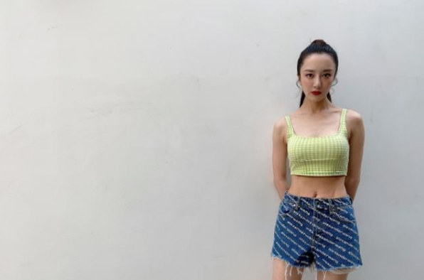 原创李依晓状态也忒好了,扎马尾辫搭配红色印花的旗袍,温婉大气