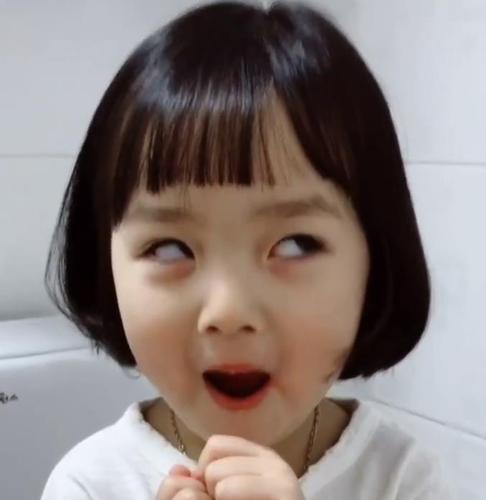 表情包女孩权律二近照曝光,被全网禁止整容,却逃不过掉牙魔咒