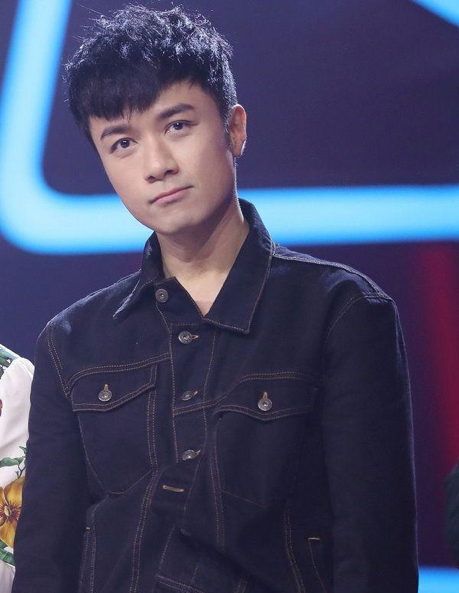 49岁古巨基在家带娃,年轻像30岁,为啥香港艺人不会老?