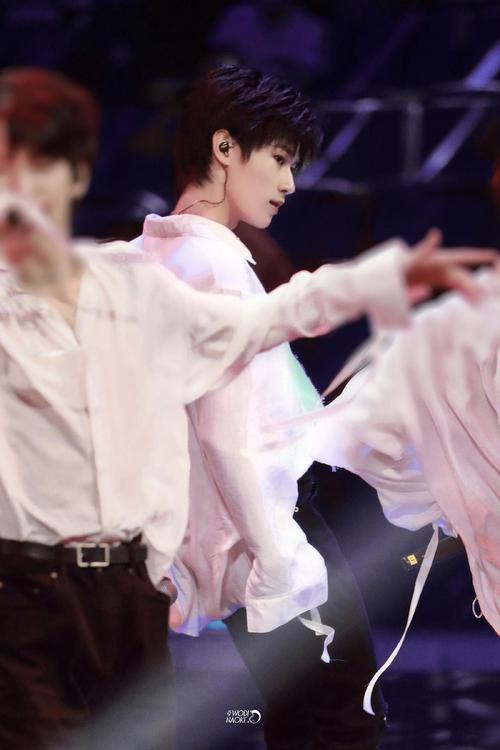 全能偶像张真源,燃爆全场吉他手,音域宽广音色魔王,舞蹈力.