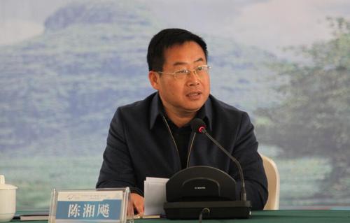贞丰县委书记陈湘飚 郭泽玉摄