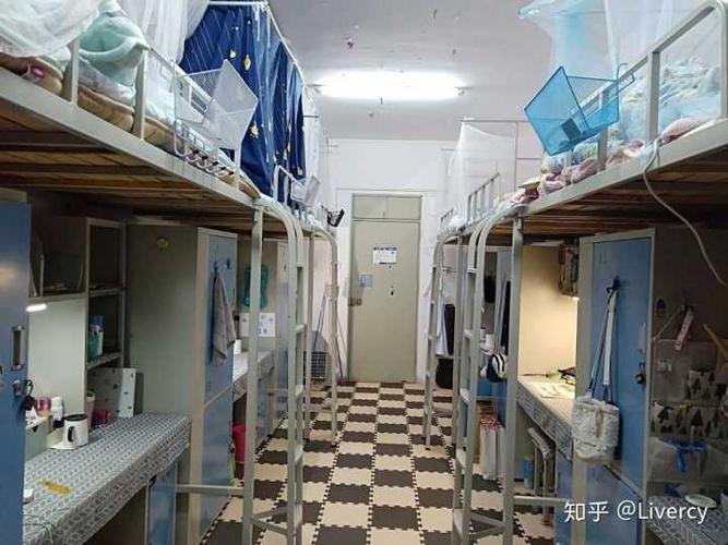 这是我的寝室,哈哈哈,还挺不错的,和我高中差不多,但这是四人间,我住