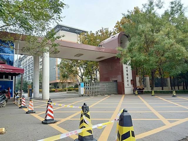 站在河南农业大学大门的广场,气势恢弘的拱门透露着大学的庄严与神圣.