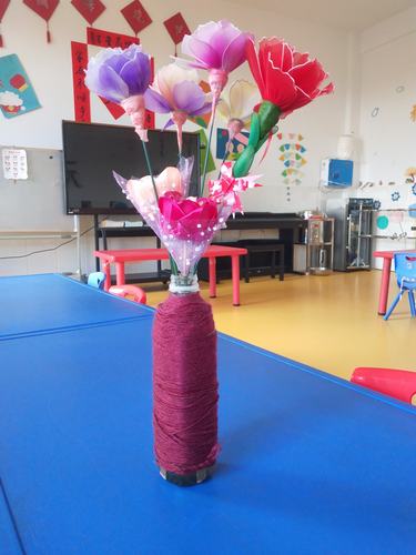 矿泉水瓶制作的花瓶