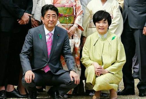 安倍晋三的老婆很狂野酗酒追星找牛郎不生子嗣安倍仍挺她
