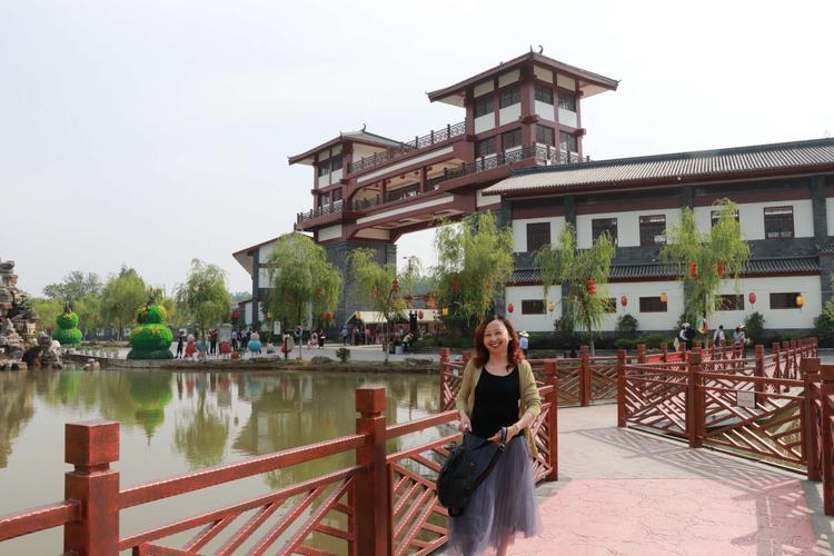 写美篇 2019年的5月12日,同学一行10人相约黄陂新景区——木兰水镇,它