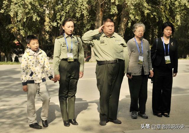 毛岸英和两个弟弟岸青和岸龙被党组织送到上海.