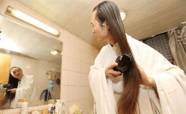 西安90后男子长发及腰汉服加身10年无视外界非议与嘲讽