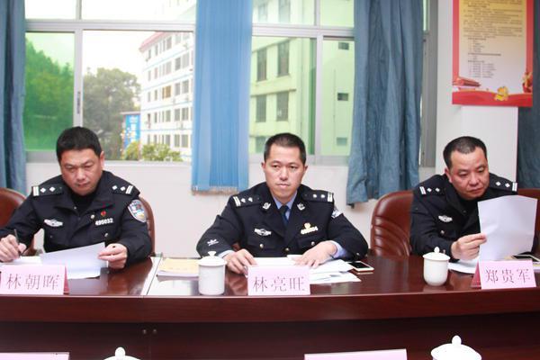 县公安局林亮旺副局长到交警大队召开县人大政协关于停车难,行车难