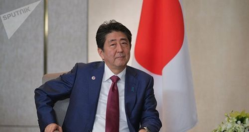 日本首相安倍·晋三给父亲,日本前外相安倍晋太郎扫墓,誓言将签下日俄