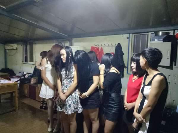 蒲城公安节前突查 "天宫一号"ktv二十陪侍女被抓