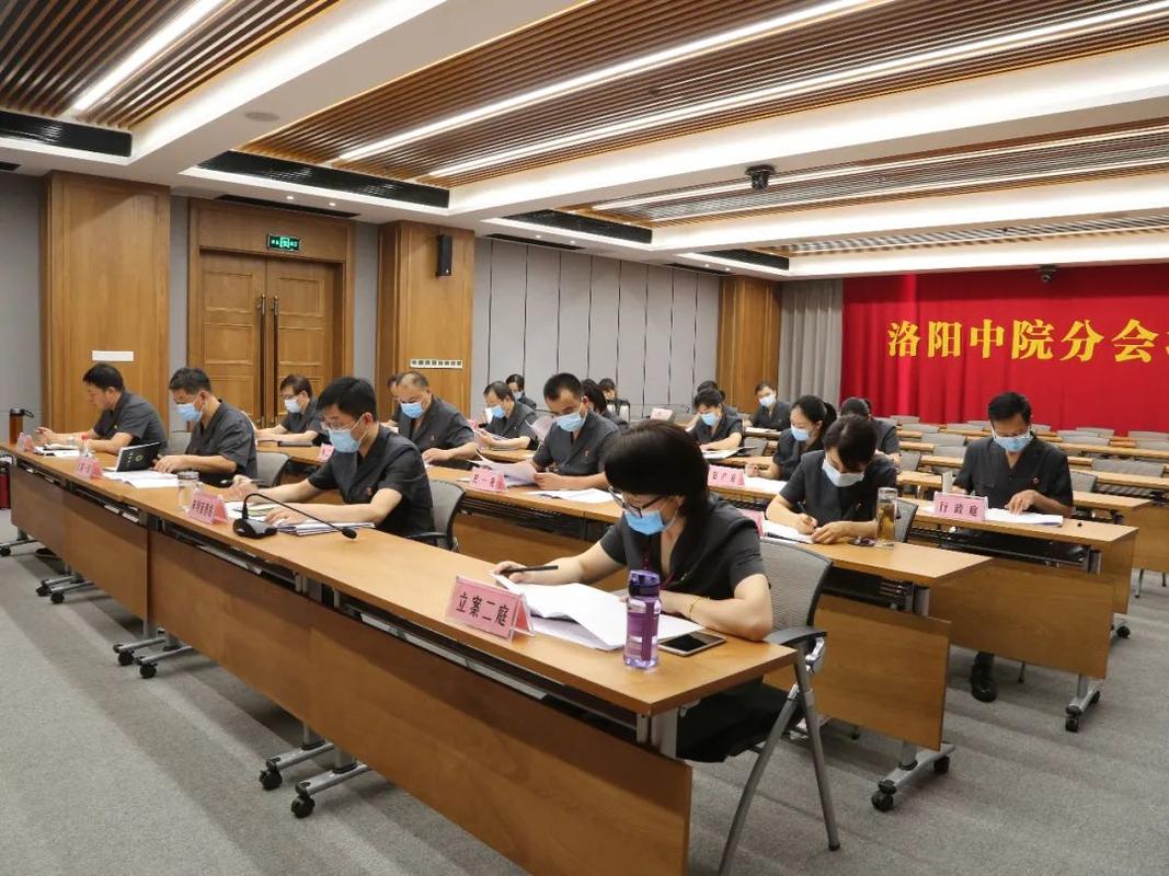 会上,审判管理局局长王惠谦通报讲评了今年1—5月份市中院各业务庭
