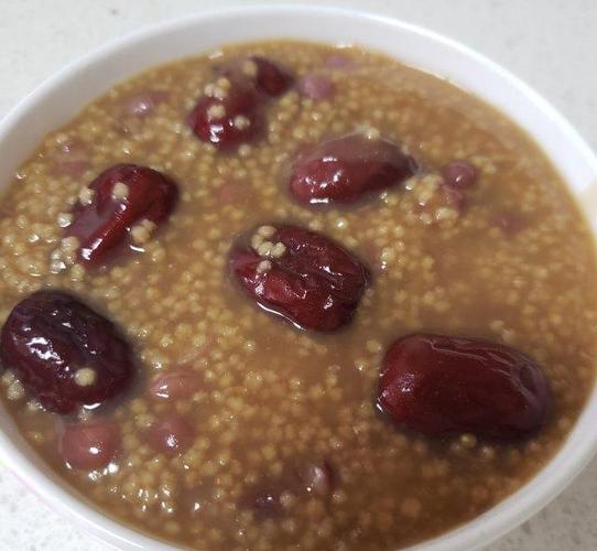 红豆小米粥,甜香可口,口感绵稠