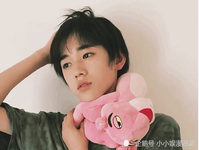 宋亚轩扮演男版碧眼狐狸,有谁发现他下意识的动作,不经意就陷了进去