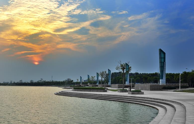  p>凤湖环境整治工程包项目(凤湖公园)位于中部,占地面积540亩,其中