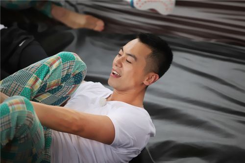 《真心》朱亚文袁咏仪互用嘴撕裤 网友:太拼