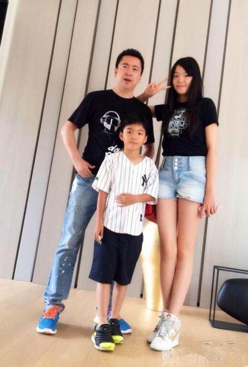 王中磊家千金颜好条好 王中磊的女儿王元雯,大白腿在水里一截还是这么