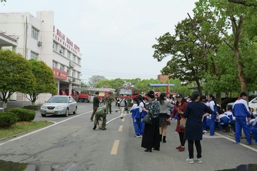 安义县龙津小学师生在县消防大队参观学习