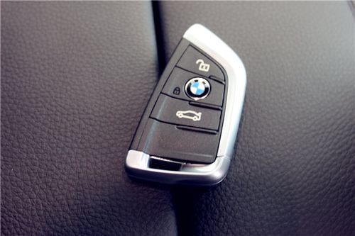 新款宝马x5的智能钥匙进行了全新的设计,很明显比老款耐看得多.
