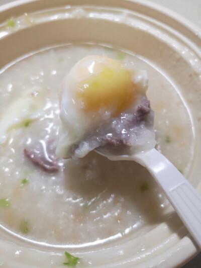 潮汕砂锅粥牛肉窝蛋粥外卖,淡淡的香味.