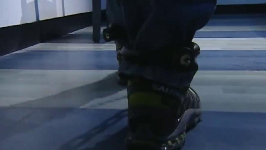 红蜘蛛:美女毒枭被戴上脚镣还嘴硬,警察拿出证据后