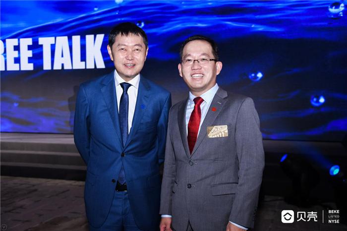 百年行总经理杨凯鹏与贝壳董事长左晖先生在贝壳上市仪式合影