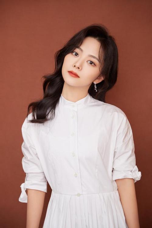 谭松韵穿衣品味在线,大波浪卷发搭配白色连衣裙,简约又大气