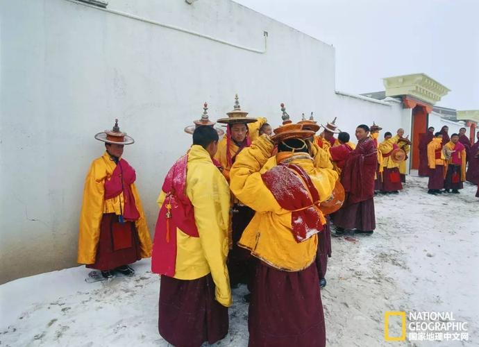 正月里的各莫寺佛光普照,阿坝人原来是这样庆祝新年的