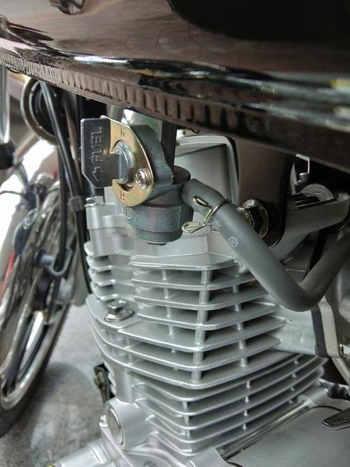 为什么有些摩托车的副油箱不存油,有些还能供车辆跑几十公里?