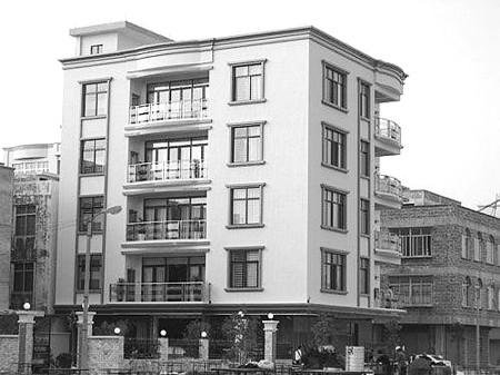 广东廉江公安局一副局长乔迁千人排队送红包