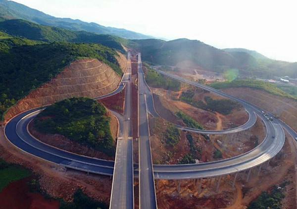 据悉,泸西至弥勒高速公路位于云南省滇东南地区,是云南省高速公路网