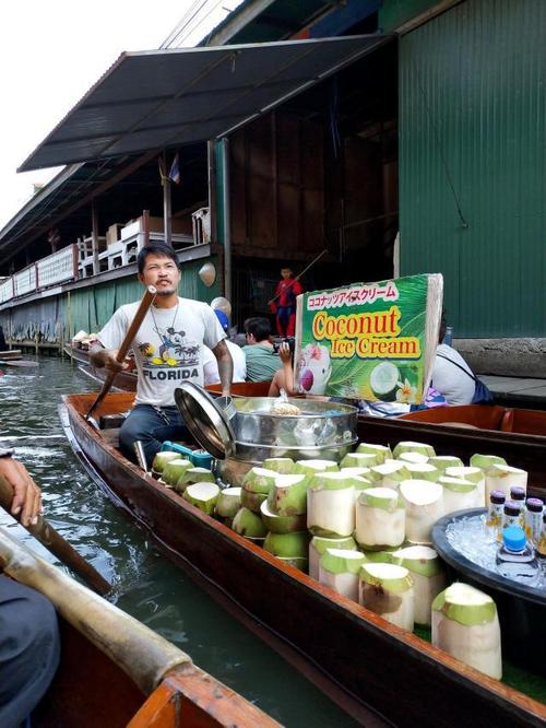 泰国曼谷丹嫩沙多水上集市,水道里穿梭的风景