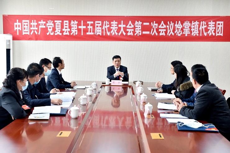 王云,秦晓军在参加埝掌镇代表团分组讨论时指出,县委工作报告主题突出