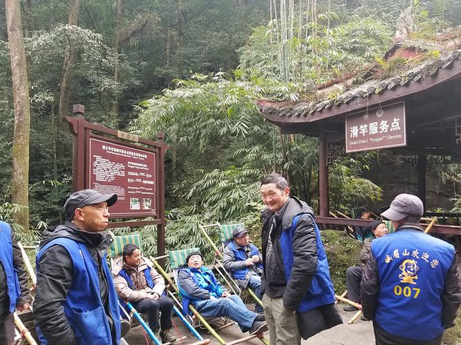 滑竿师傅好辛苦,爬山已经觉得很累了,再想想还得肩膀上扛一个人.